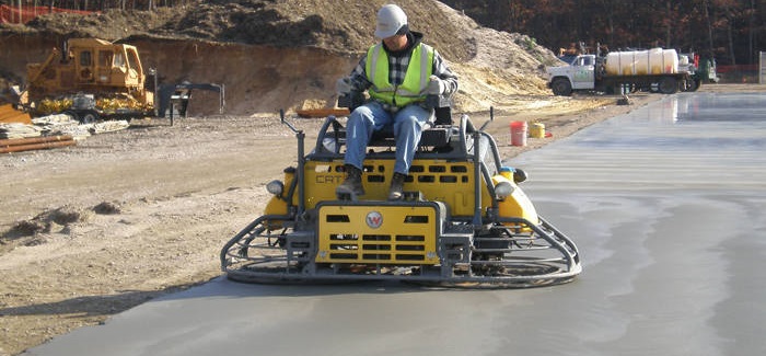 Улучшенная эргономика двухроторных затирочных машин по бетону Wacker Neuson CRT 48-35L-PS повышает производительность